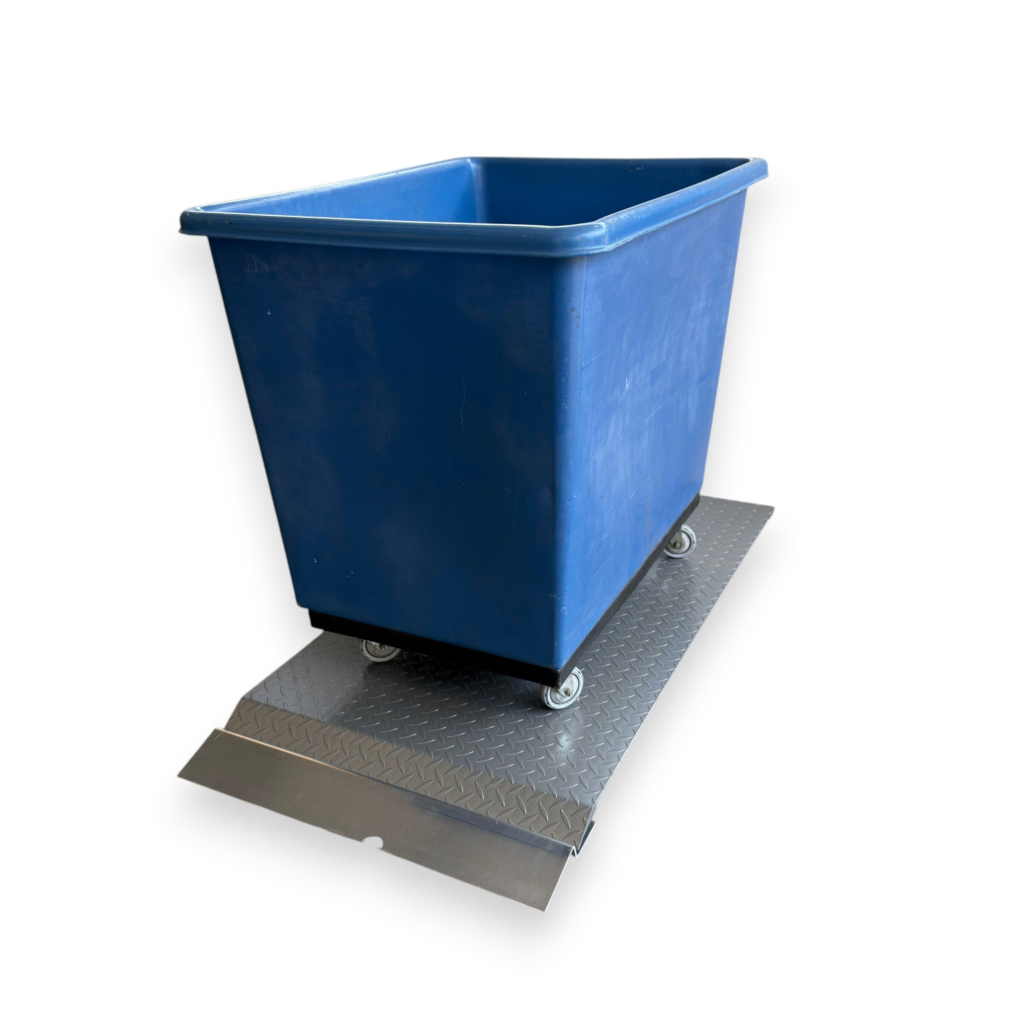 S1000 industrial floor scale side view with blue laundry cart showing 2.5 inch low profile and ramped end cart loading